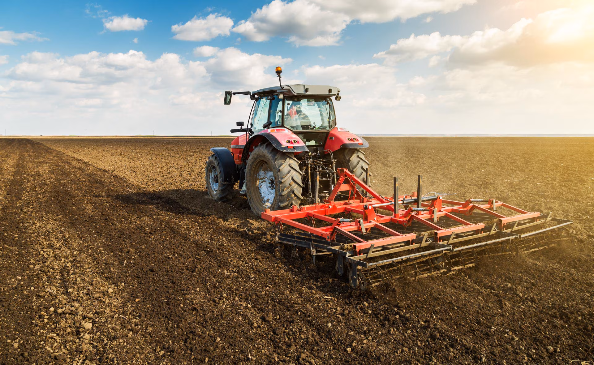 Tractor haciendo labores en el campo