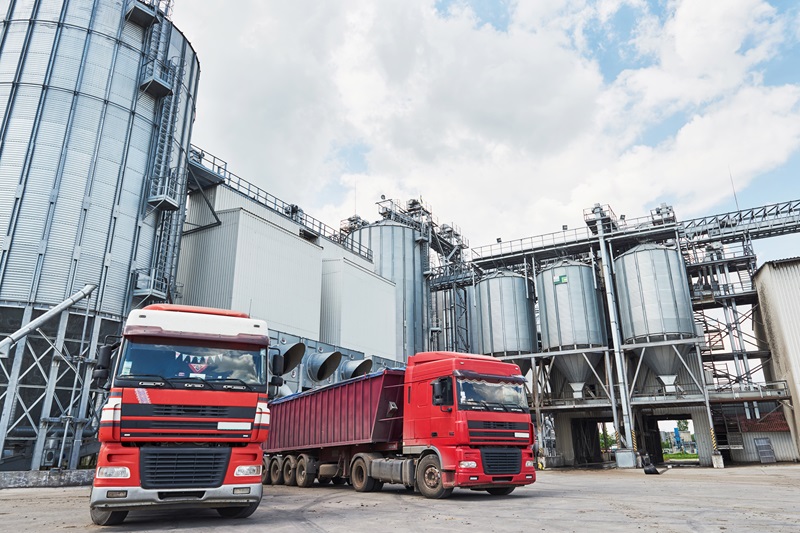 Dos camiones en una planta de silos